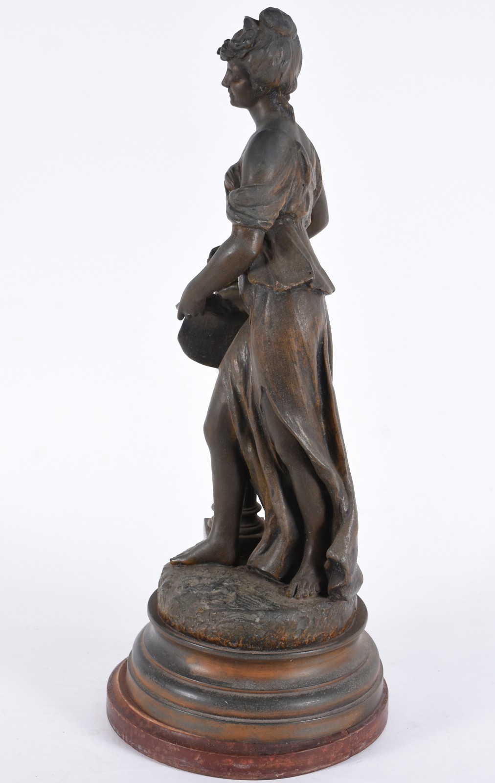 Escultura em petit bronze representando figura feminina junto a... - foto 3 de 6