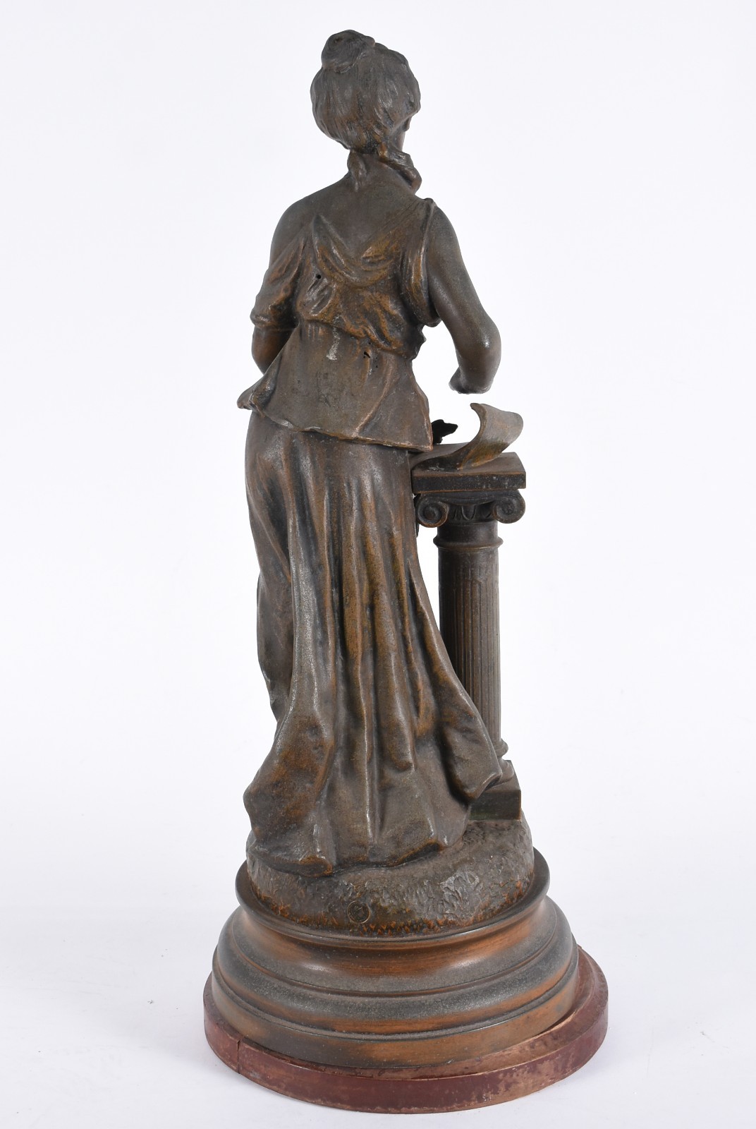 Escultura em petit bronze representando figura feminina junto a... - foto 4 de 6