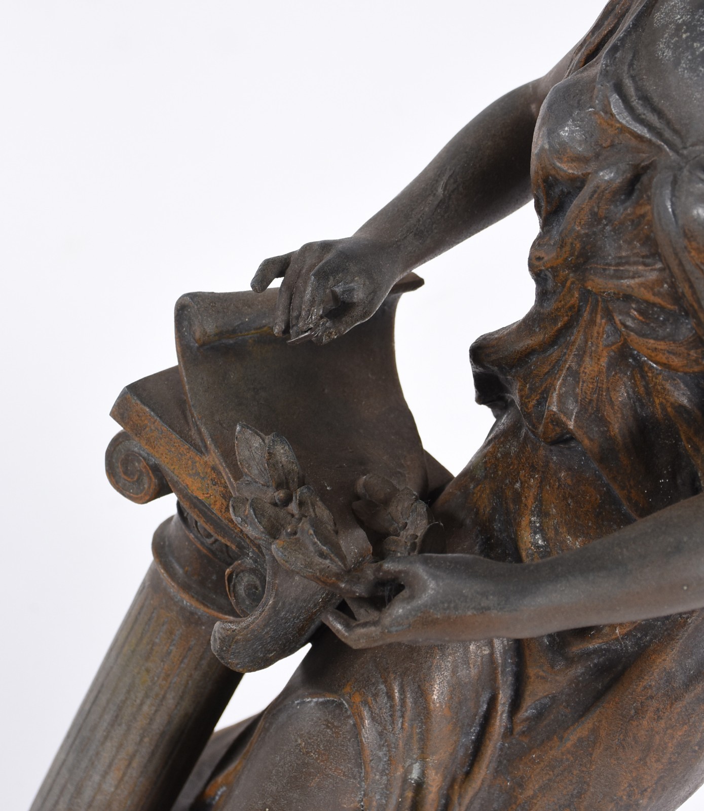 Escultura em petit bronze representando figura feminina junto a... - foto 6 de 6