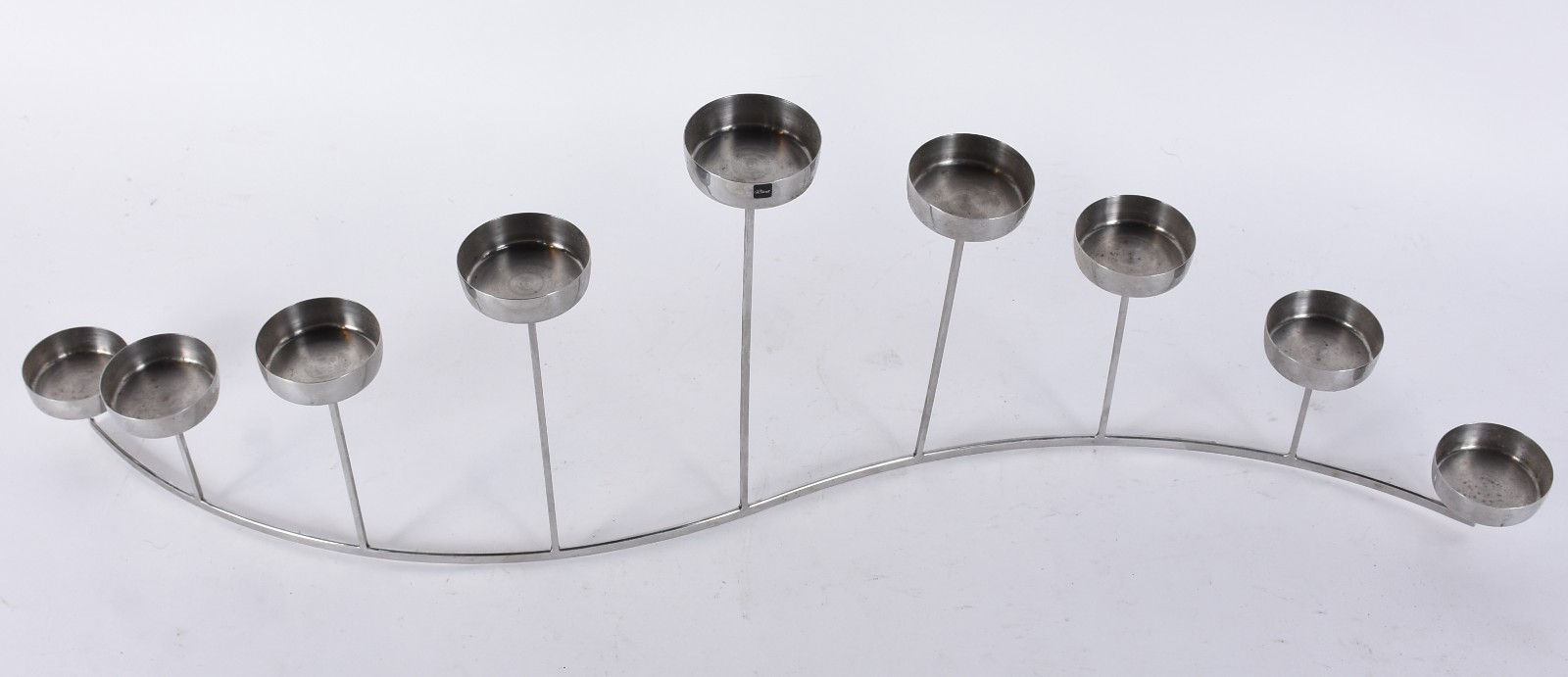 Três peças de metal, sendo: 2 abatjoures e castiçal. - foto 4 de 6