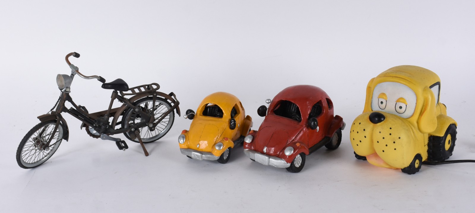 Quatro enfeites, sendo: dois fuscas, carrinho e bicicleta. - foto 1 de 7