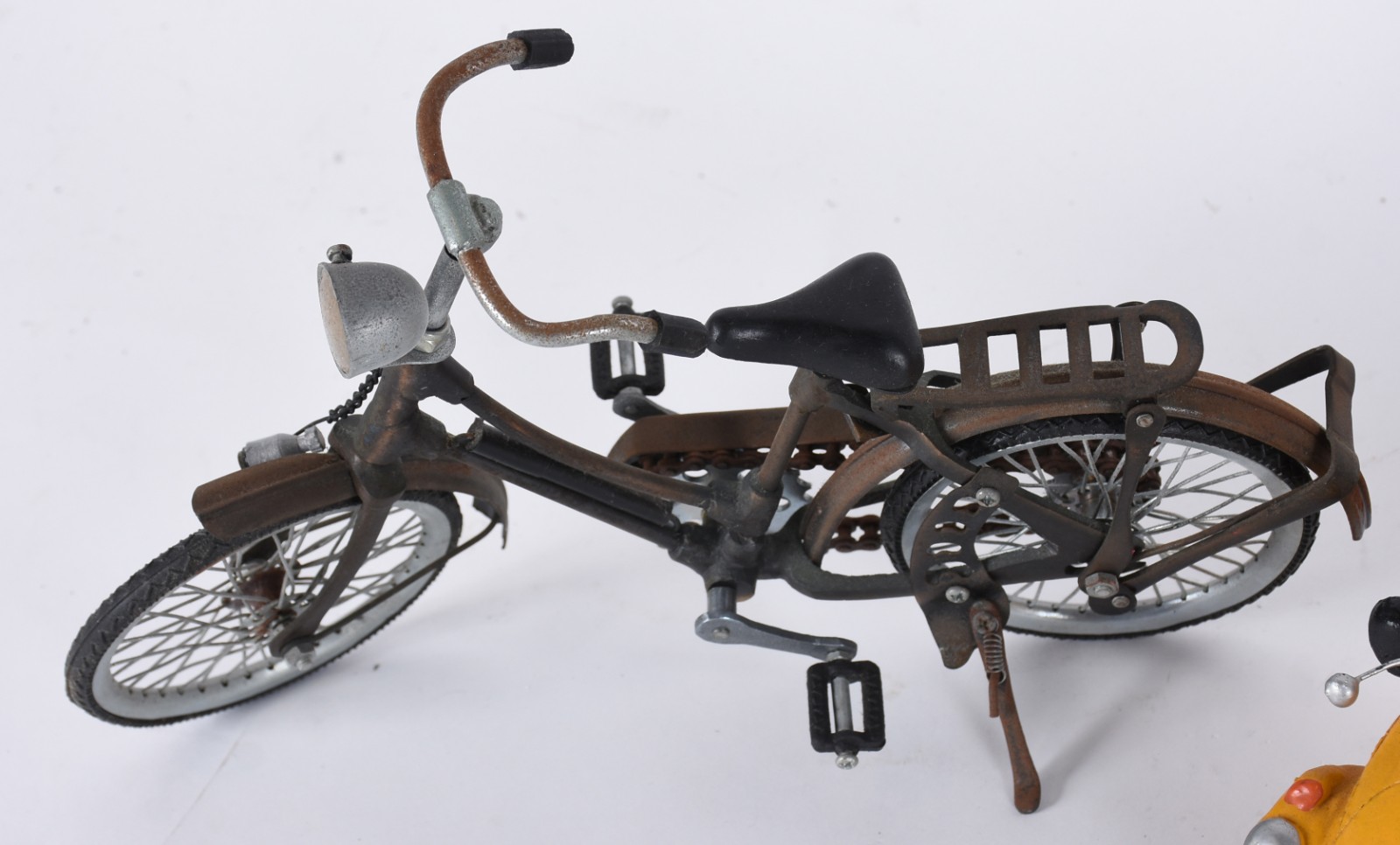 Quatro enfeites, sendo: dois fuscas, carrinho e bicicleta. - foto 2 de 7