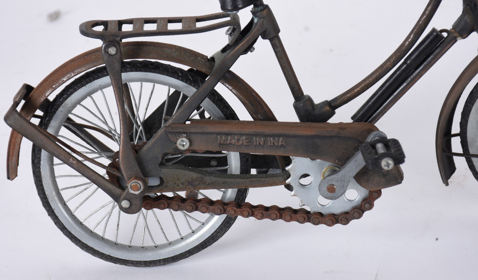 Quatro enfeites, sendo: dois fuscas, carrinho e bicicleta. - foto 3 de 7