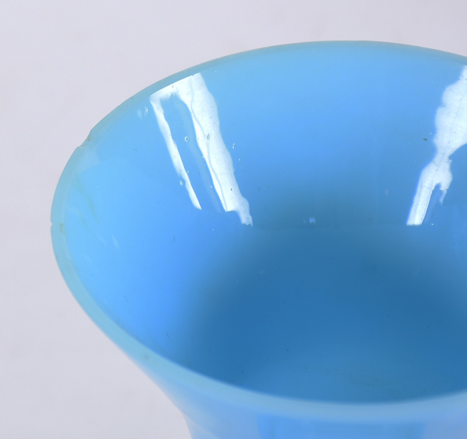 Vaso de opalina azul (bicado na borda). - foto 6 de 7