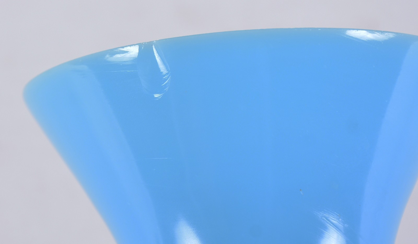 Vaso de opalina azul (bicado na borda). - foto 7 de 7
