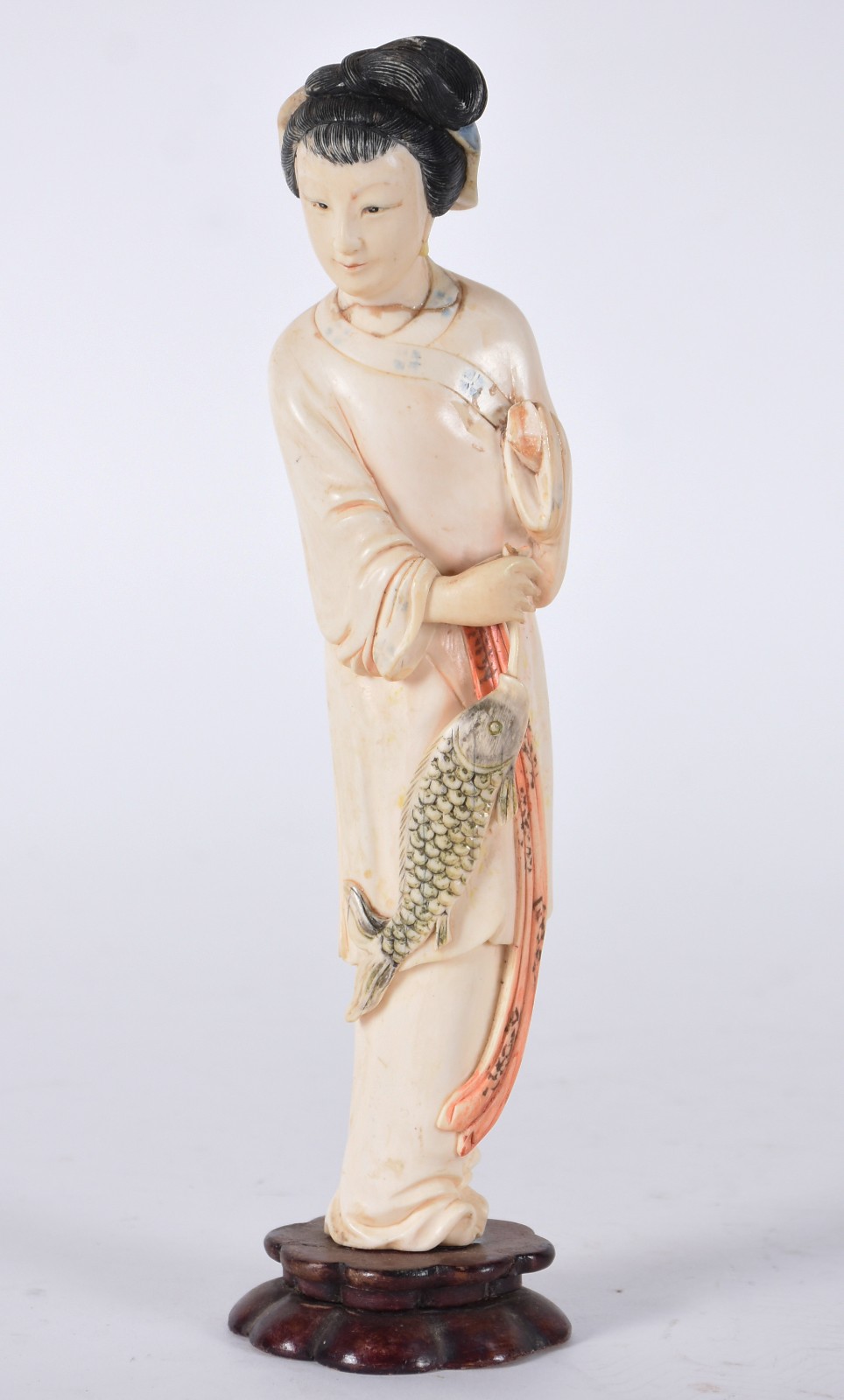 Escultura de marfim representando Gueixa, sem uma das mãos e pescoço... - foto 1 de 4