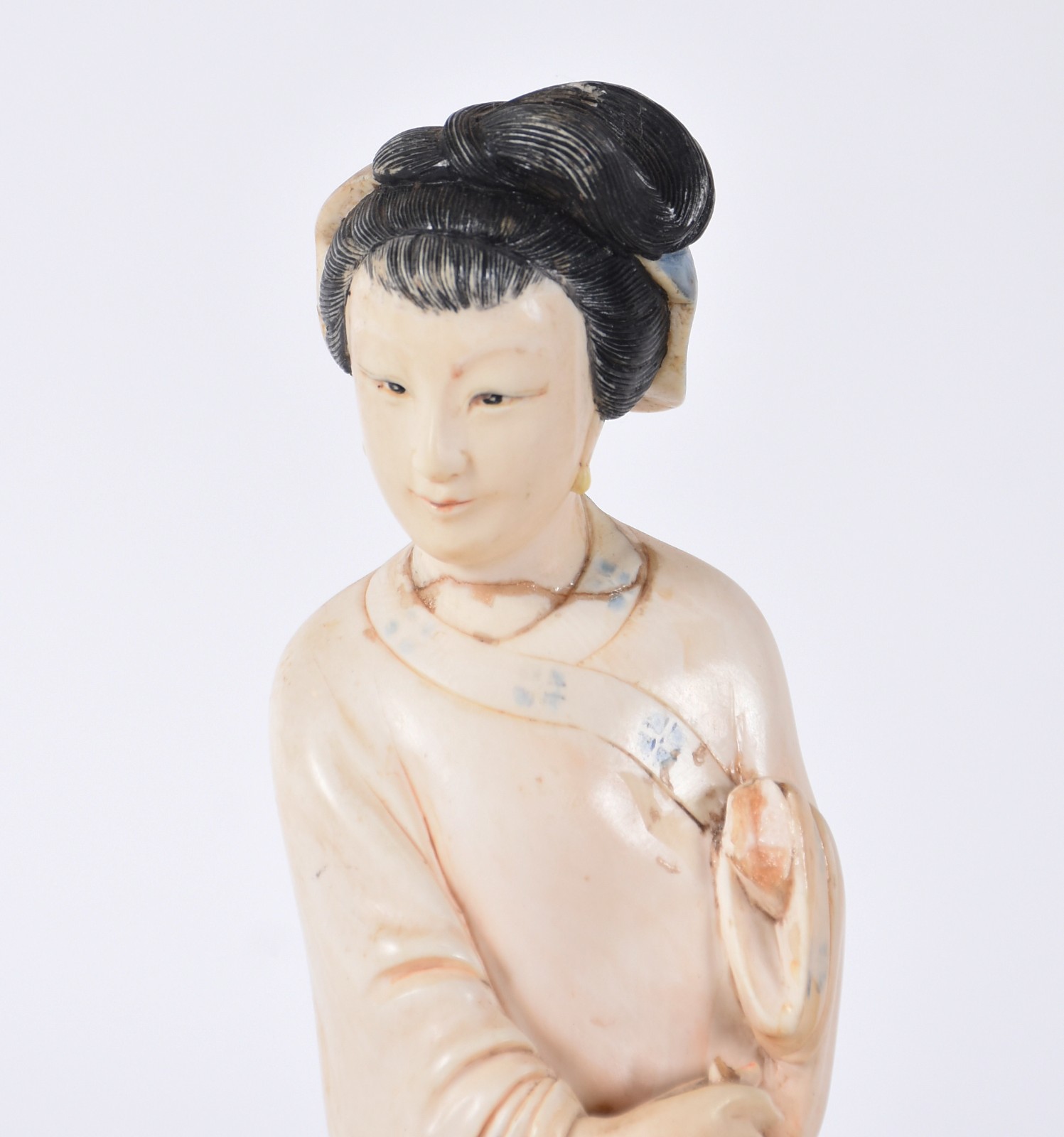 Escultura de marfim representando Gueixa, sem uma das mãos e pescoço... - foto 2 de 4
