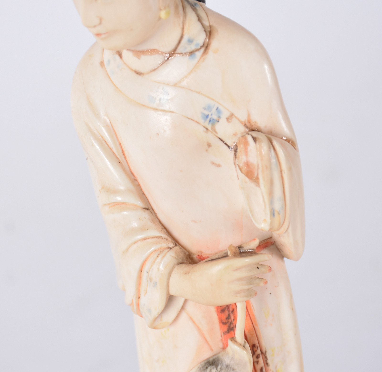 Escultura de marfim representando Gueixa, sem uma das mãos e pescoço... - foto 3 de 4
