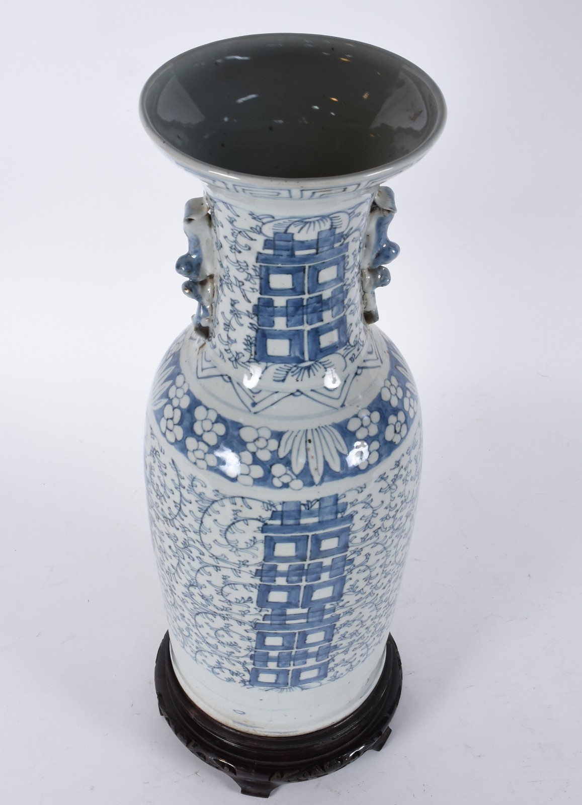 Grande e antigo vaso de porcelana chinesa azul e branca, pegas... - foto 2 de 6