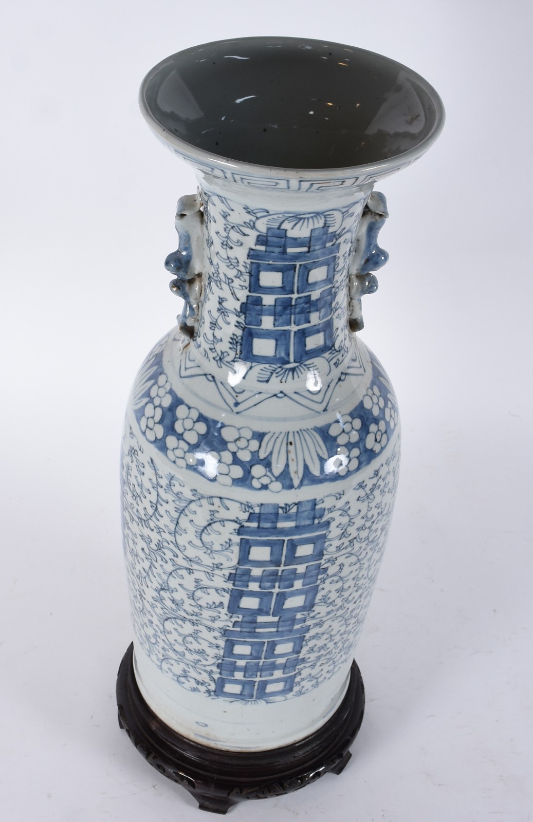 Grande e antigo vaso de porcelana chinesa azul e branca, pegas... - foto 4 de 6