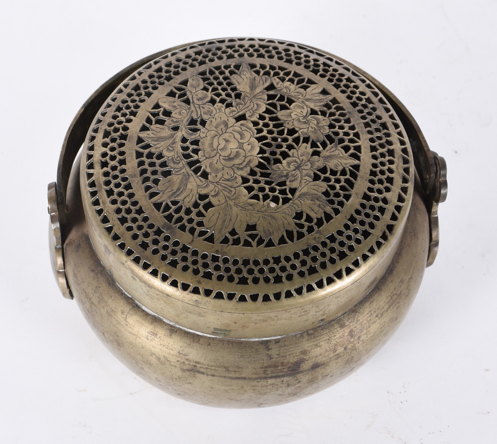 Defumador antigo de metal chines na forma bojuda com alça, tampa com... - foto 2 de 6