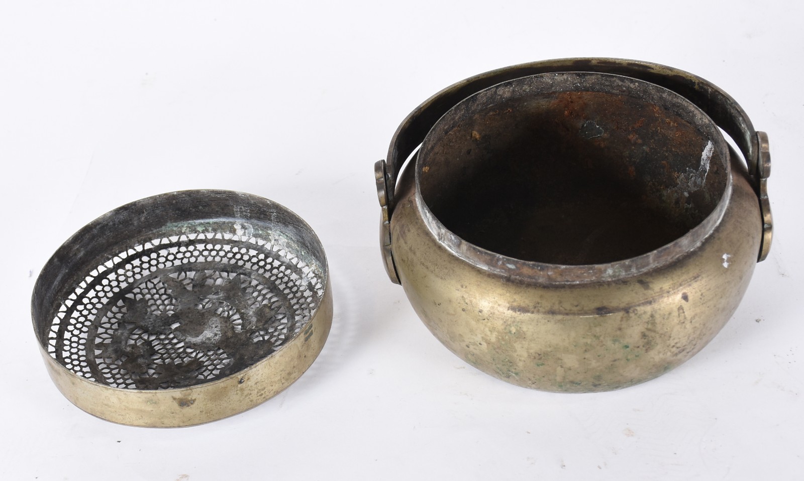 Defumador antigo de metal chines na forma bojuda com alça, tampa com... - foto 4 de 6