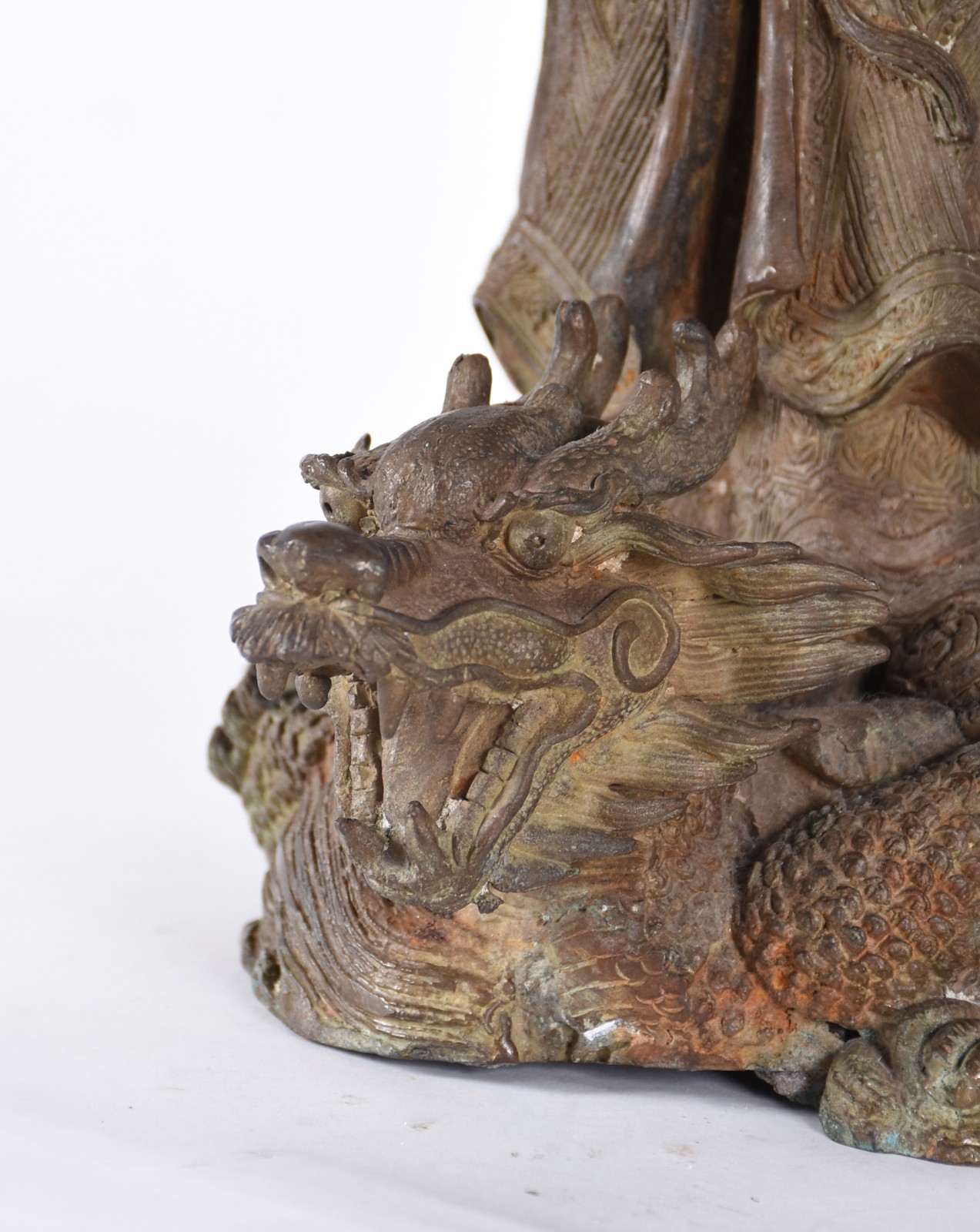 Par de antigos imperadores chineses sobre dragões em bronze ricamente... - foto 6 de 8
