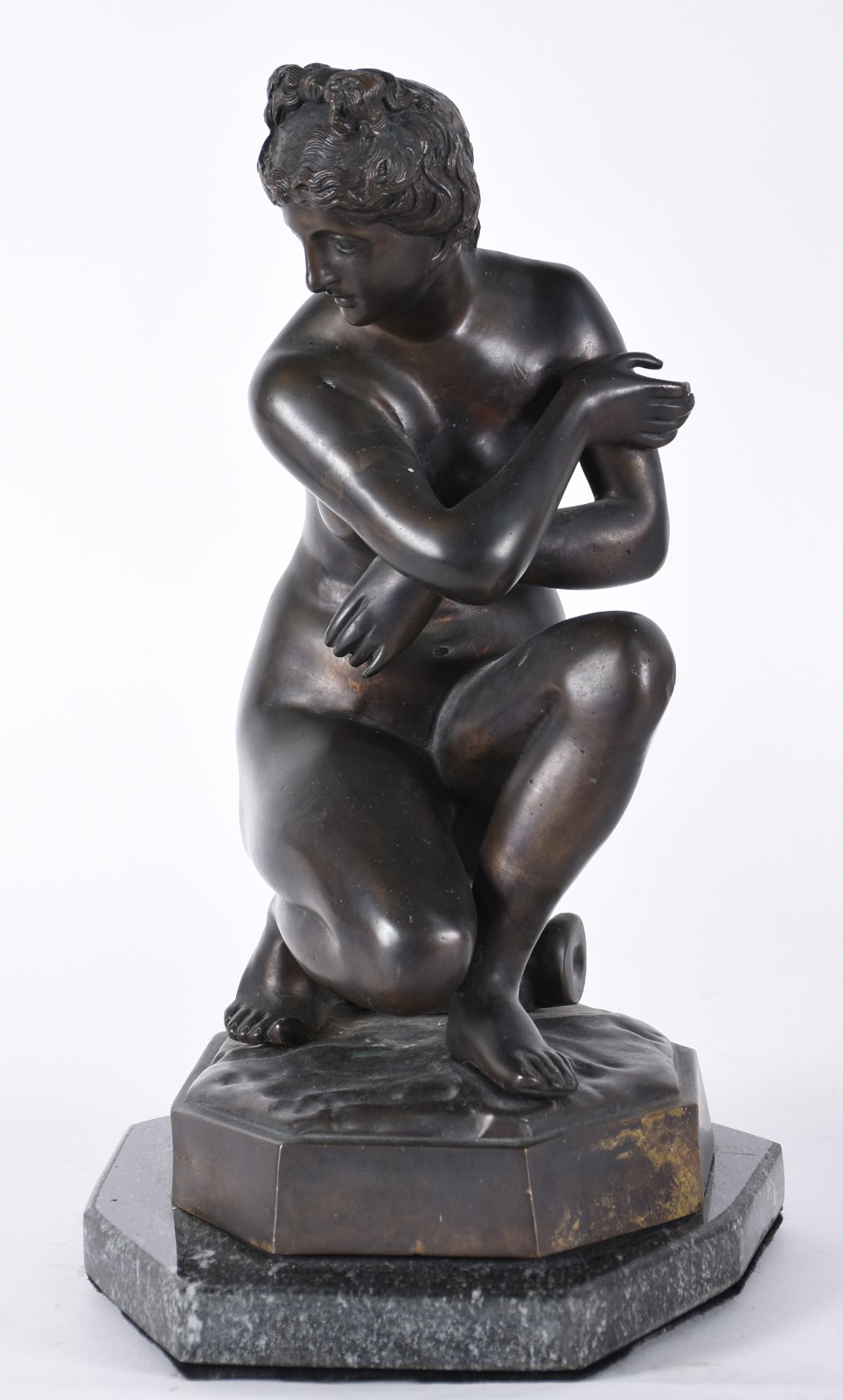Escultura de bronze representando figura feminina. - foto 1 de 4