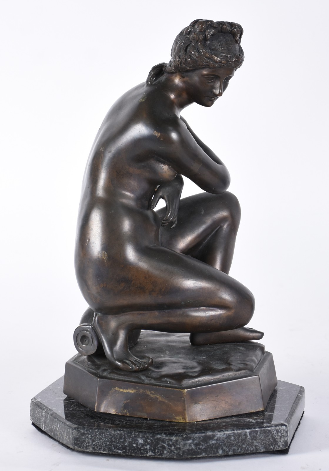 Escultura de bronze representando figura feminina. - foto 3 de 4