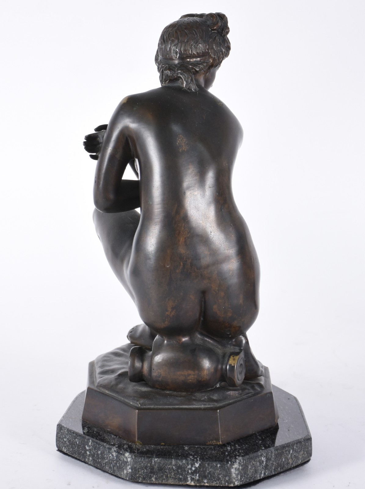 Escultura de bronze representando figura feminina. - foto 4 de 4