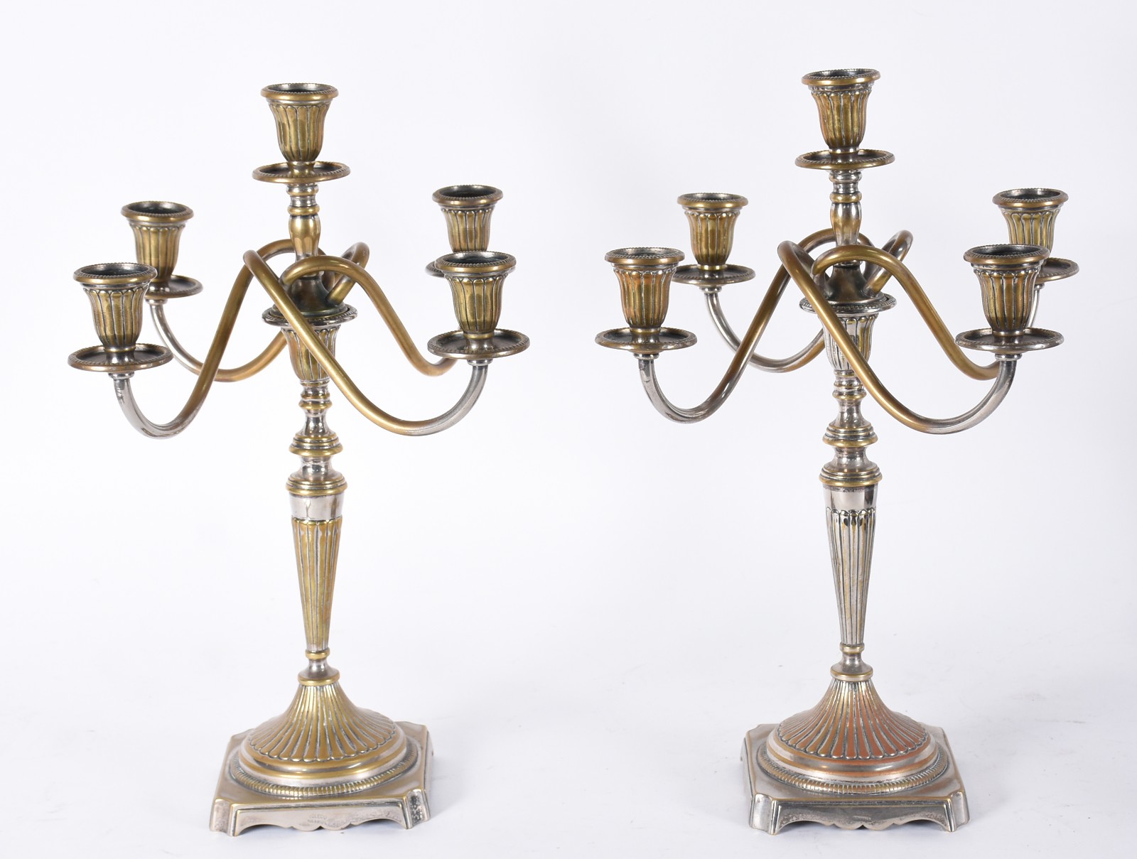 Par de candelabros para 5 velas (metal com desgastes). - foto 1 de 6