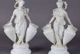Par de esculturas de borcelana e biscuit branco... - Par de esculturas de borcelana e biscuit brancos representando jovens com vasos.