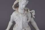 Par de esculturas de borcelana e biscuit branco... - Par de esculturas de borcelana e biscuit brancos representando jovens com vasos.