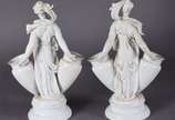 Par de esculturas de borcelana e biscuit branco... - Par de esculturas de borcelana e biscuit brancos representando jovens com vasos.