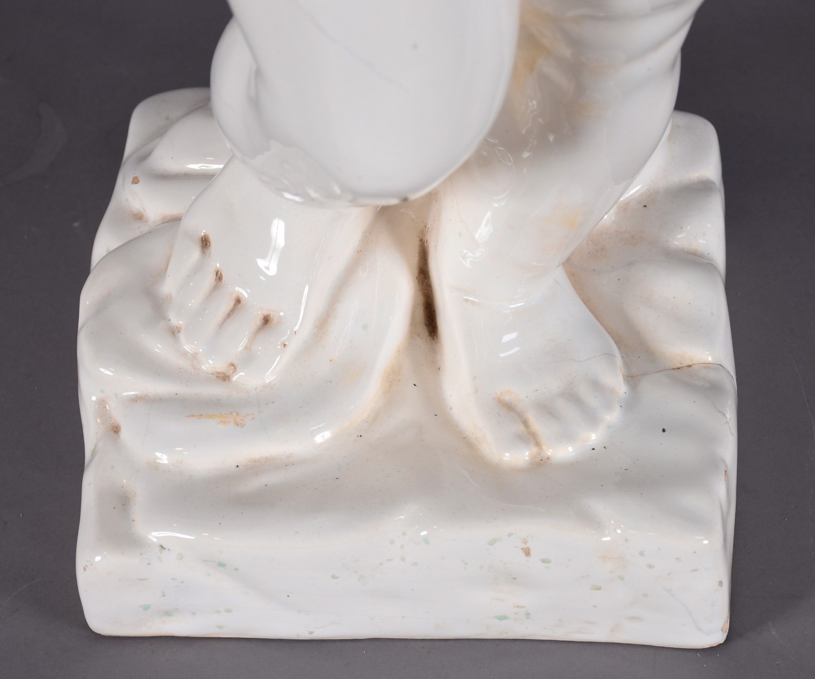 Escultura de cerâmica vitrificada na cor branca representando Pucci... - foto 4 de 8