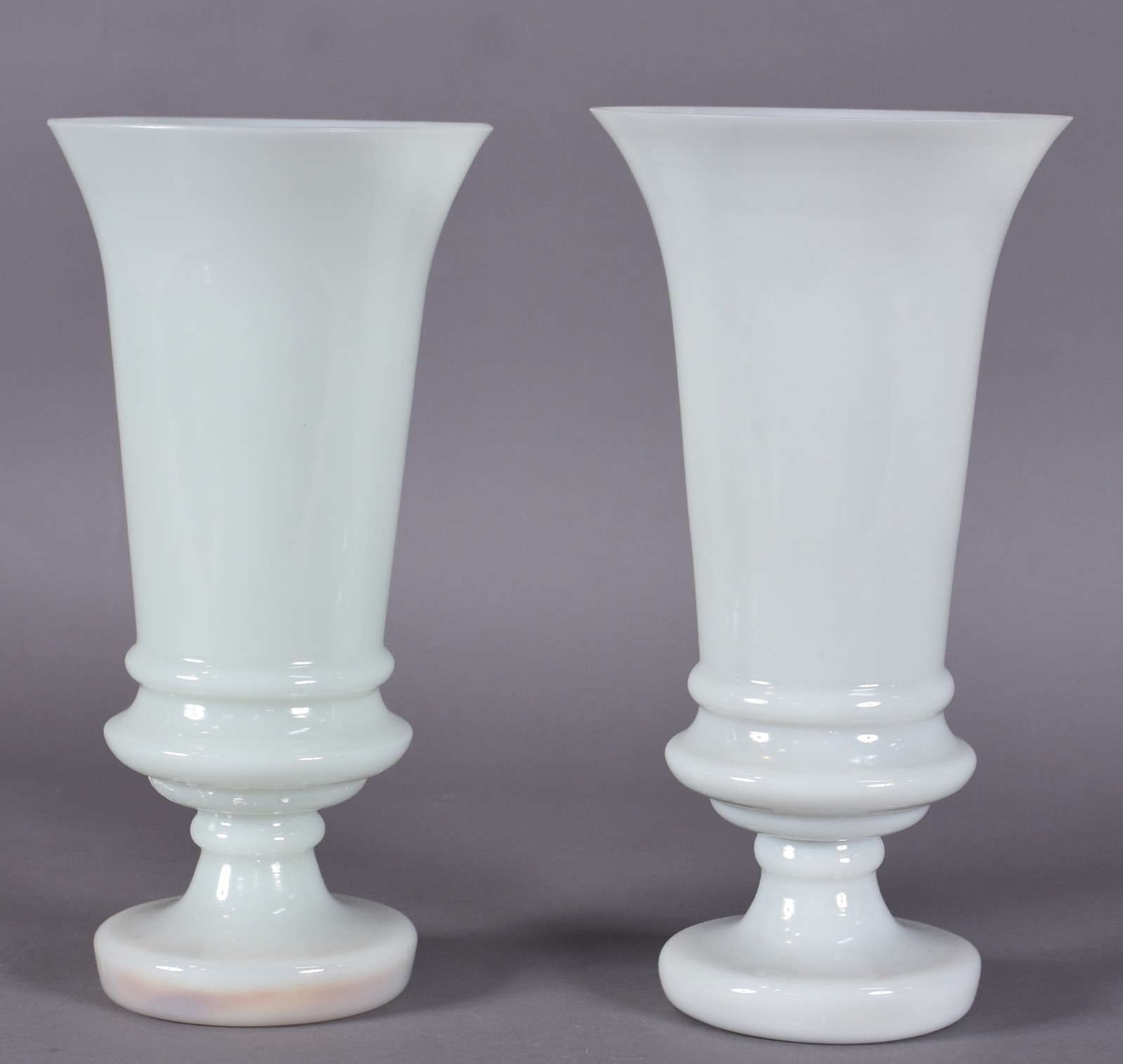 Par de vasos de opalina branca. - foto 1 de 4
