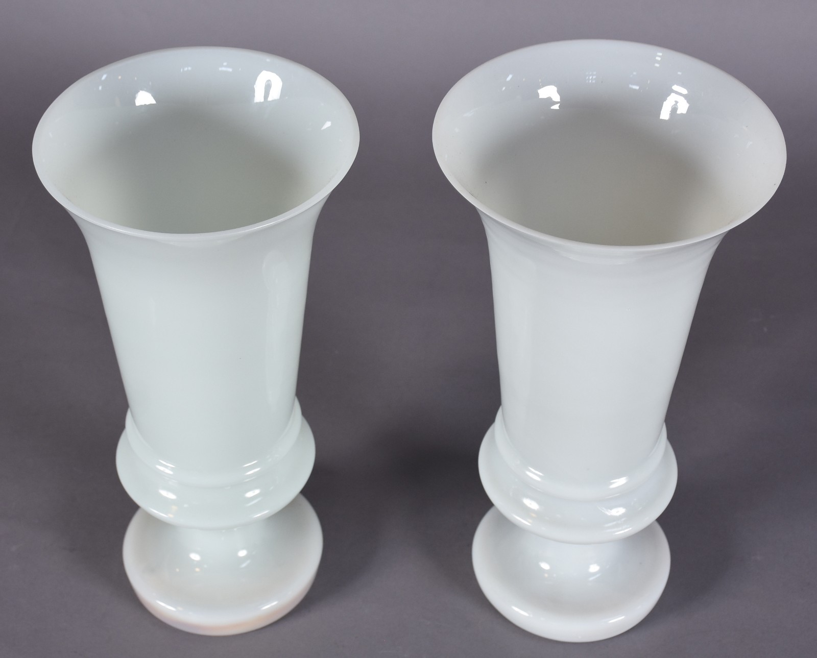 Par de vasos de opalina branca. - foto 2 de 4