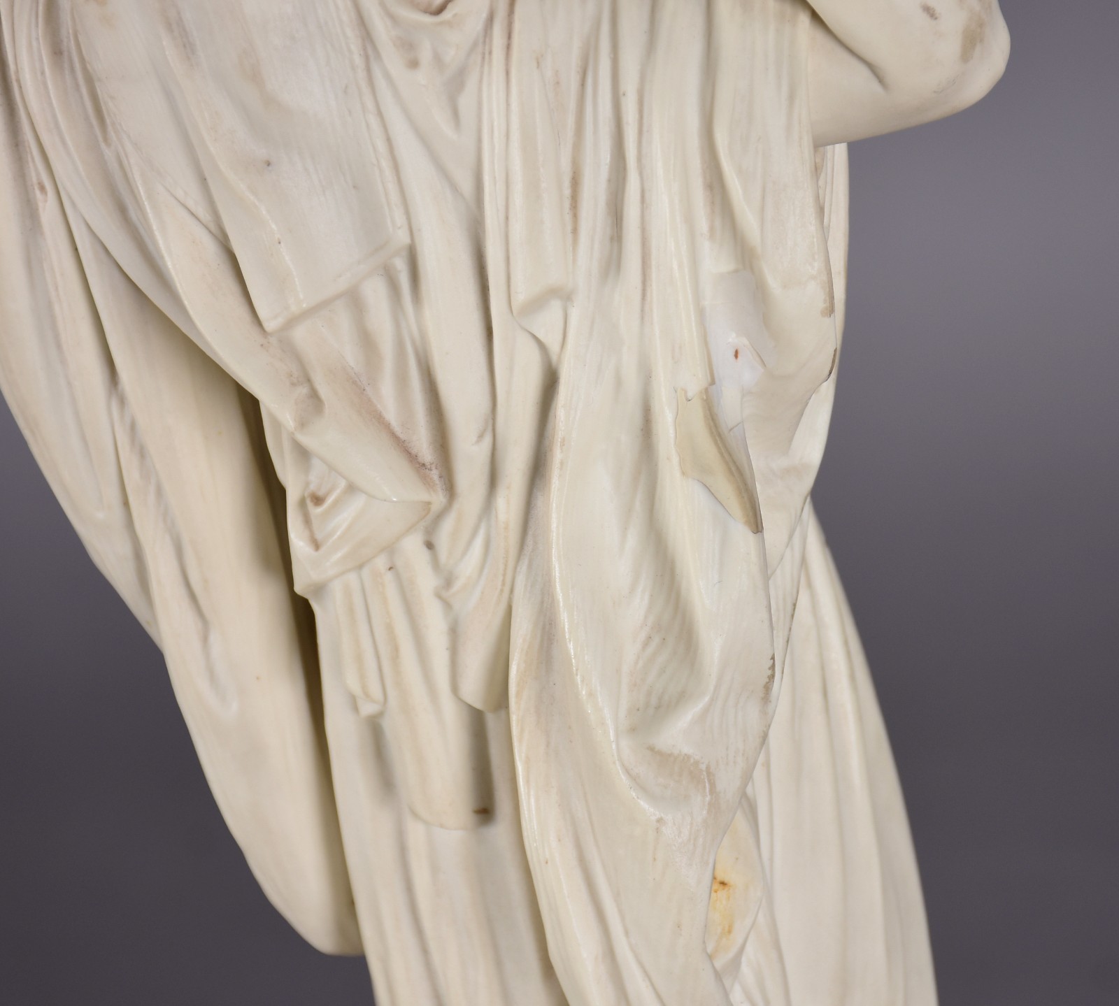 Escultura em biscuit representando figura feminina com cântaro... - foto 4 de 8