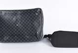 Louis Vuitton (1854), Damier Graphite Canvas Ro... - A bolsa de bagagem leve Louis Vuitton Graphite Damier Roadster é a bolsa de cidade ideal para o homem ou mulher que se preocupa com o estilo. Es...