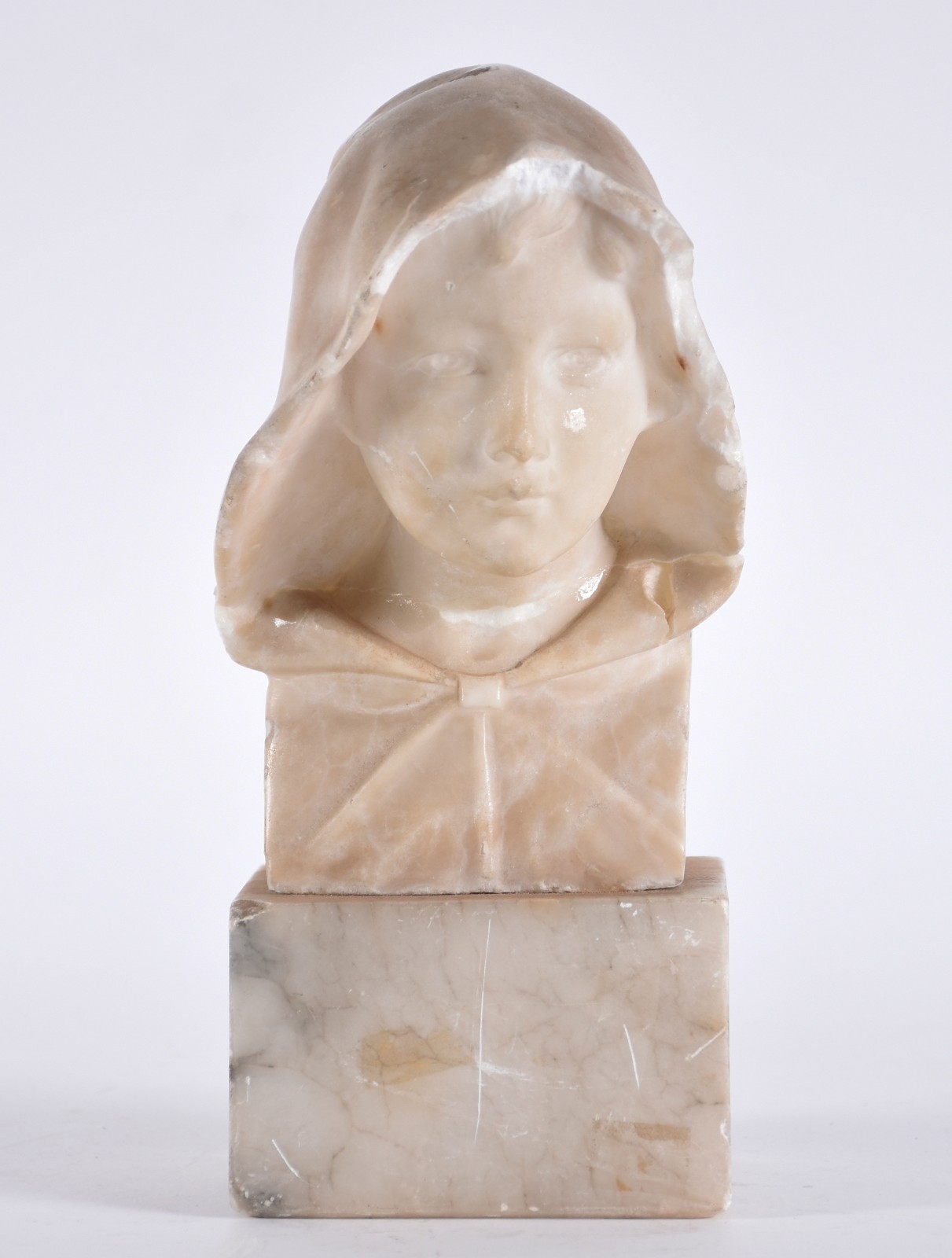 Escultura de alabastro representando figura feminina com bicados e... - foto 1 de 8