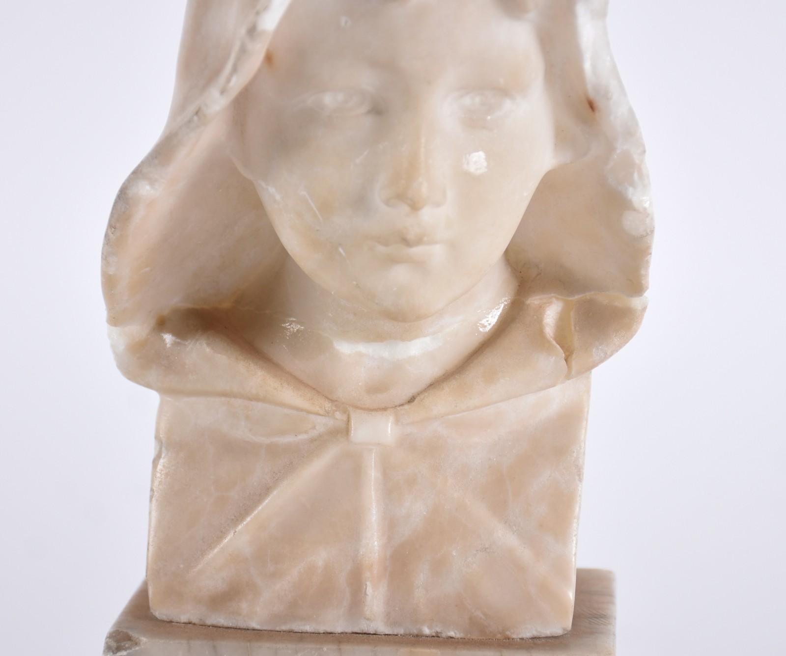Escultura de alabastro representando figura feminina com bicados e... - foto 2 de 8
