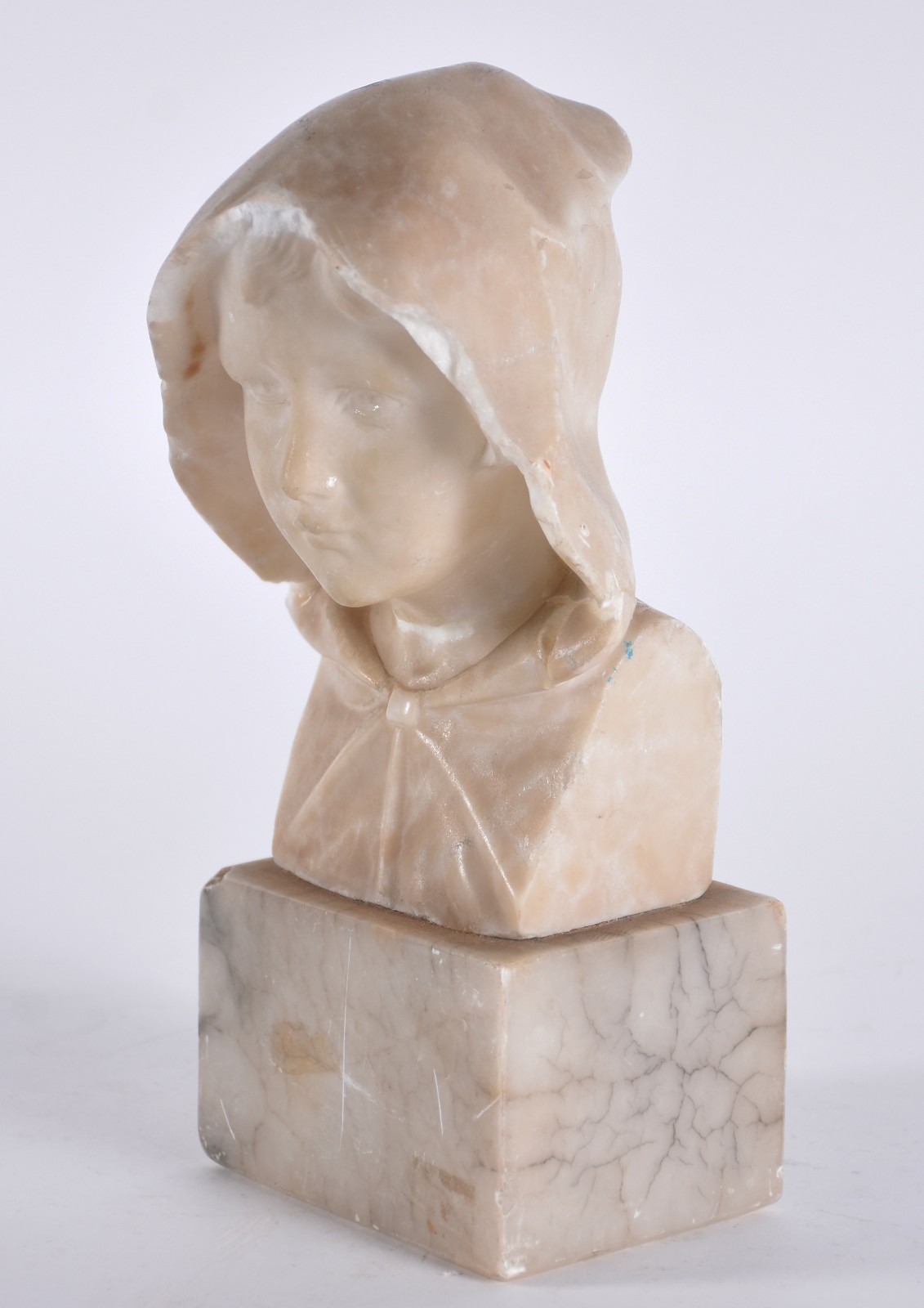 Escultura de alabastro representando figura feminina com bicados e... - foto 3 de 8