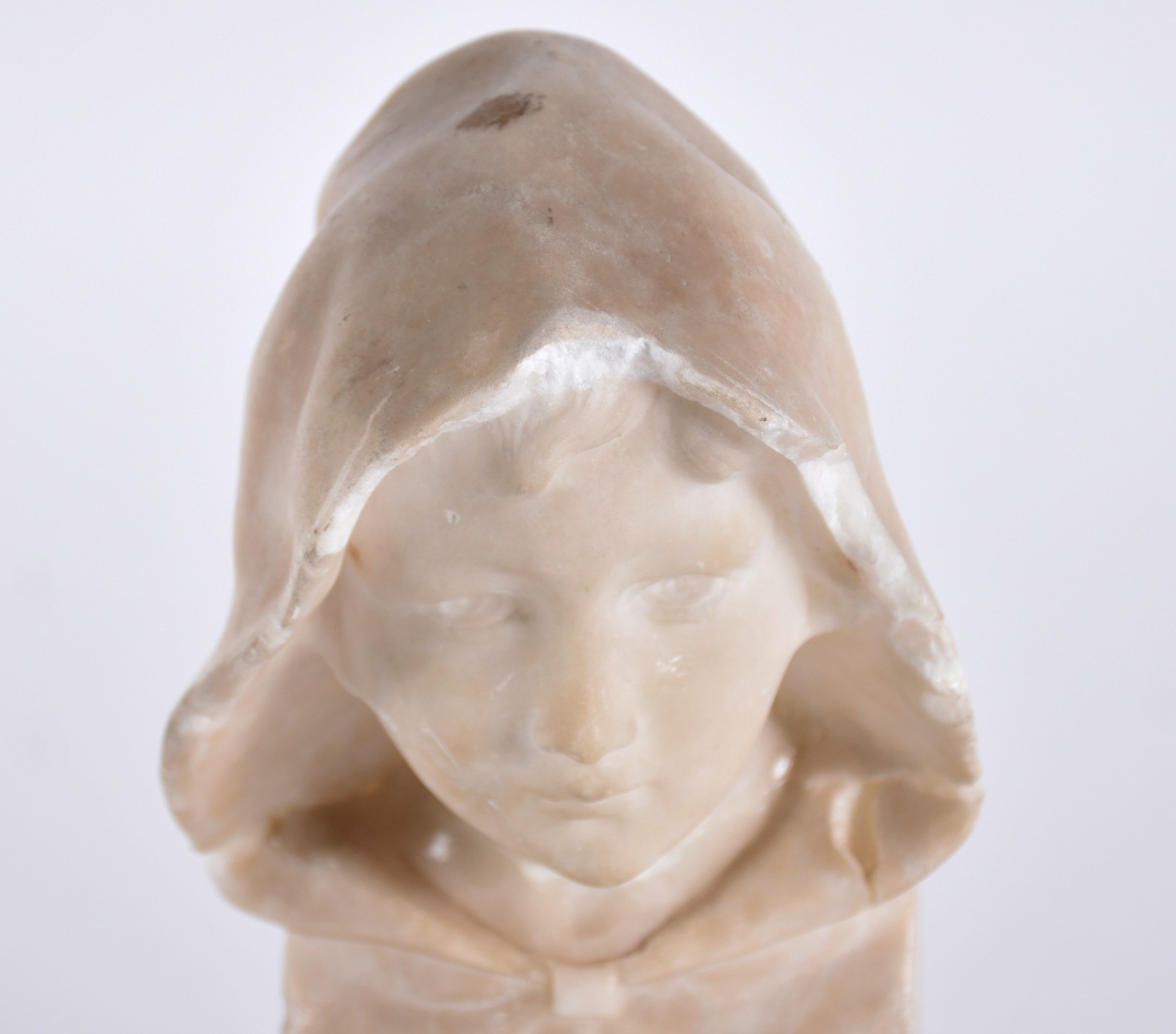 Escultura de alabastro representando figura feminina com bicados e... - foto 4 de 8