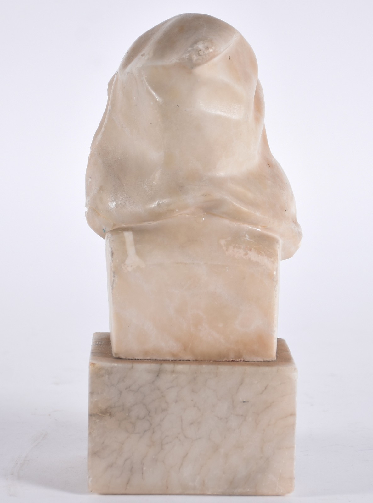 Escultura de alabastro representando figura feminina com bicados e... - foto 5 de 8