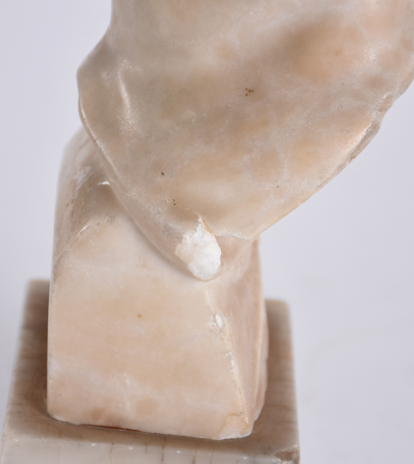 Escultura de alabastro representando figura feminina com bicados e... - foto 6 de 8