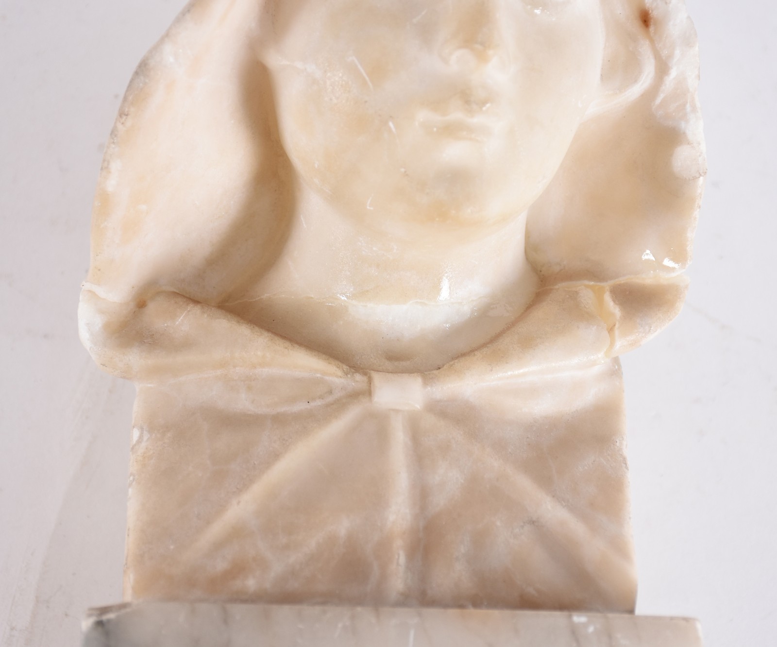 Escultura de alabastro representando figura feminina com bicados e... - foto 7 de 8