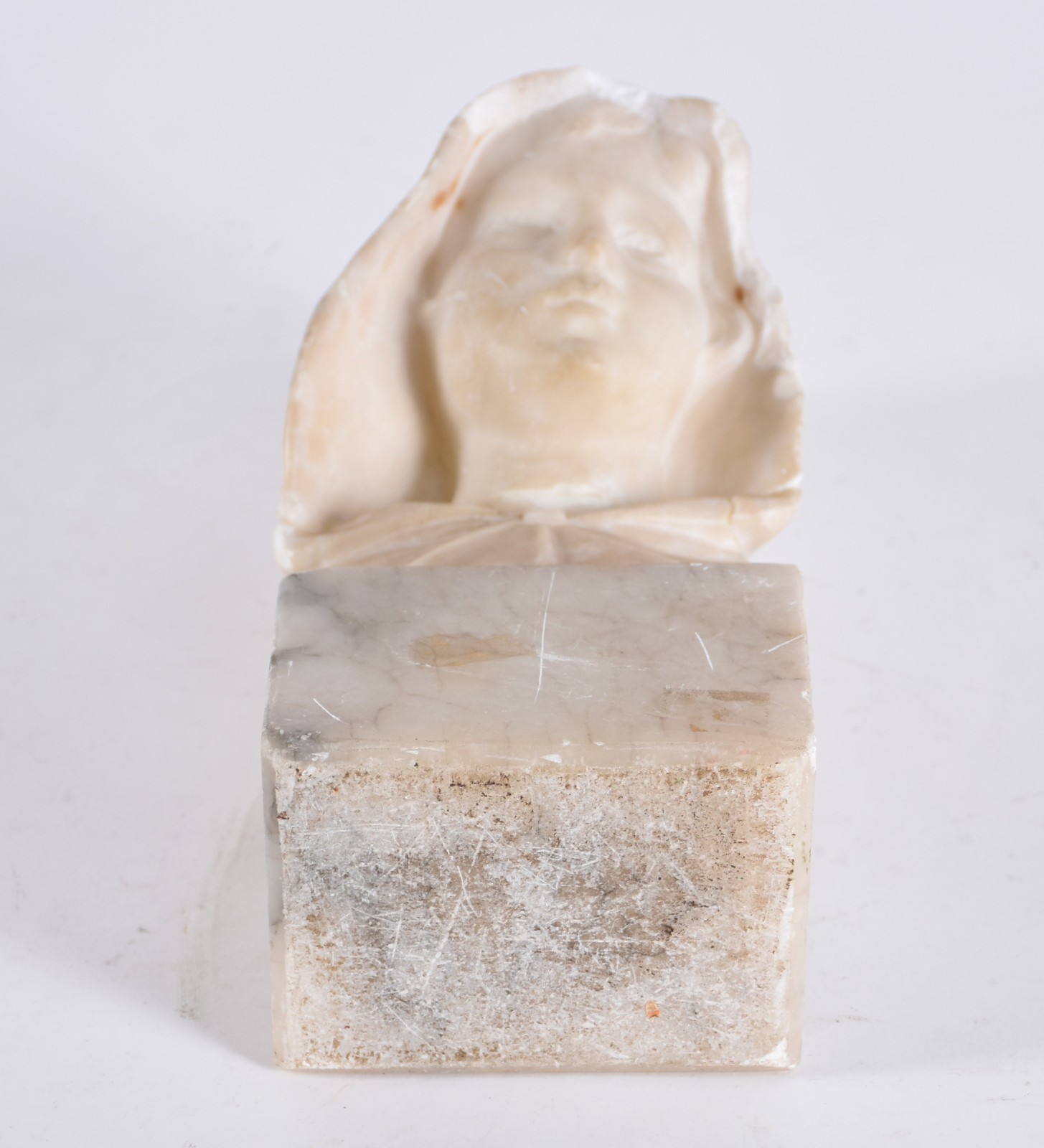 Escultura de alabastro representando figura feminina com bicados e... - foto 8 de 8