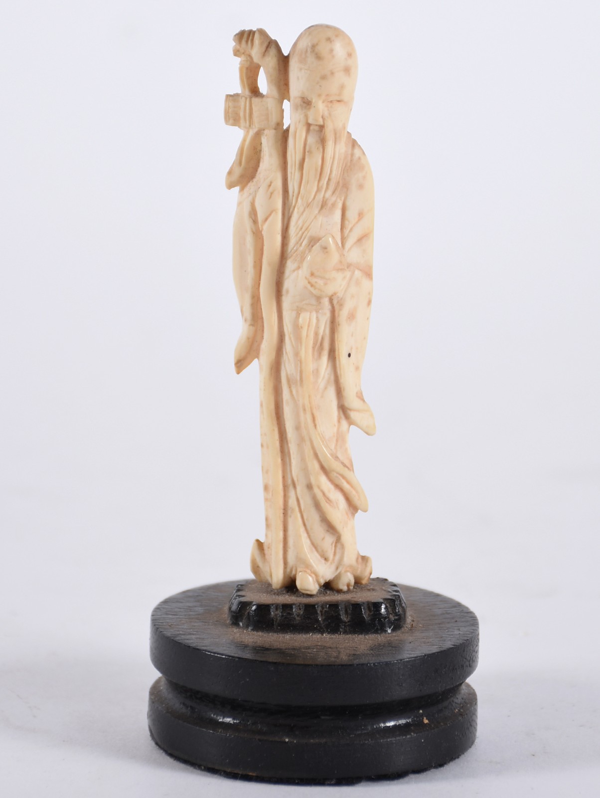Escultura de marfim representando sábio, base de madeira. - foto 1 de 3