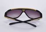 Louis Vuitton (1854), Black Evidence Square - Óculos de sol Louis Vuitton preto com detalhes em dourado, no estojo.<br><br>Este óculos de sol carrega um design arrojado e elegante para representar
