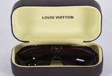 Louis Vuitton (1854), Black Evidence Square - Óculos de sol Louis Vuitton preto com detalhes em dourado, no estojo.<br><br>Este óculos de sol carrega um design arrojado e elegante para representar