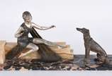 Escultura estilo Art Deco de metal representand... - Escultura estilo Art Deco de metal representando figura feminina e cachorro, base de mármore rajado - pertenceu a ex-coleção de Clodovil Hernand...