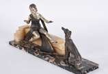 Escultura estilo Art Deco de metal representand... - Escultura estilo Art Deco de metal representando figura feminina e cachorro, base de mármore rajado - pertenceu a ex-coleção de Clodovil Hernand...