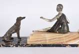 Escultura estilo Art Deco de metal representand... - Escultura estilo Art Deco de metal representando figura feminina e cachorro, base de mármore rajado - pertenceu a ex-coleção de Clodovil Hernand...