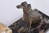 Escultura estilo Art Deco de metal representand... - Escultura estilo Art Deco de metal representando figura feminina e cachorro, base de mármore rajado - pertenceu a ex-coleção de Clodovil Hernand...
