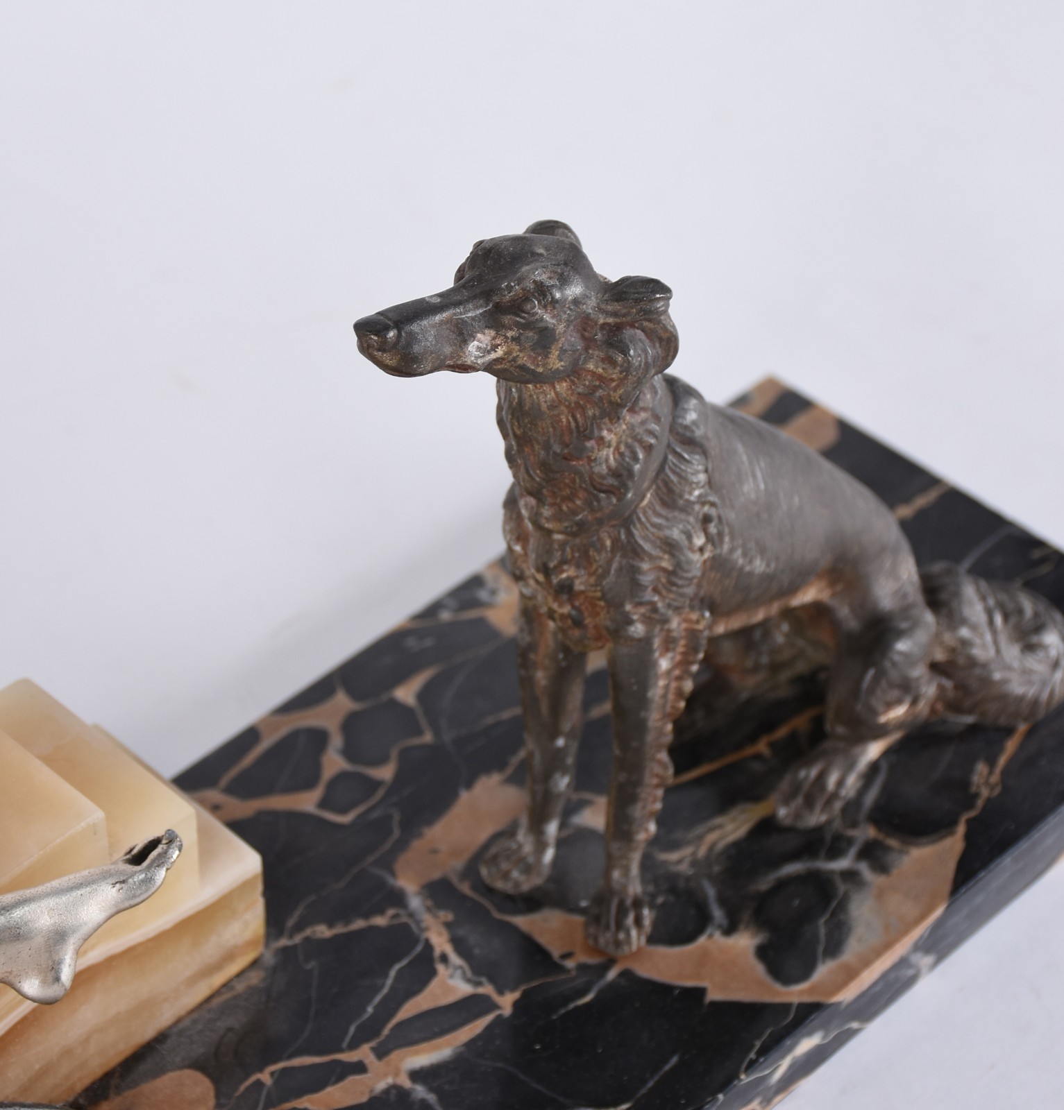 Escultura estilo Art Deco de metal representando figura feminina e... - foto 4 de 7