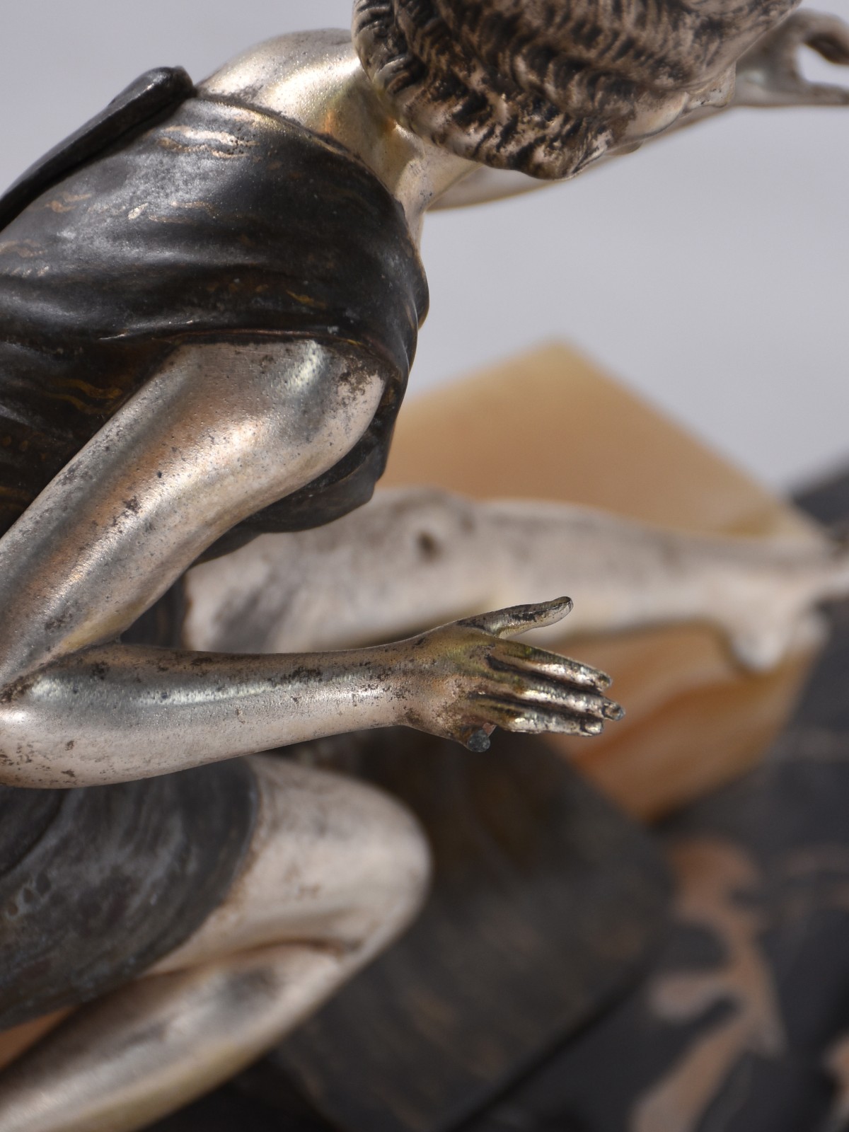Escultura estilo Art Deco de metal representando figura feminina e... - foto 5 de 7