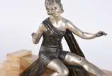 Escultura estilo Art Deco de metal representand... - Escultura estilo Art Deco de metal representando figura feminina e cachorro, base de mármore rajado - pertenceu a ex-coleção de Clodovil Hernand...