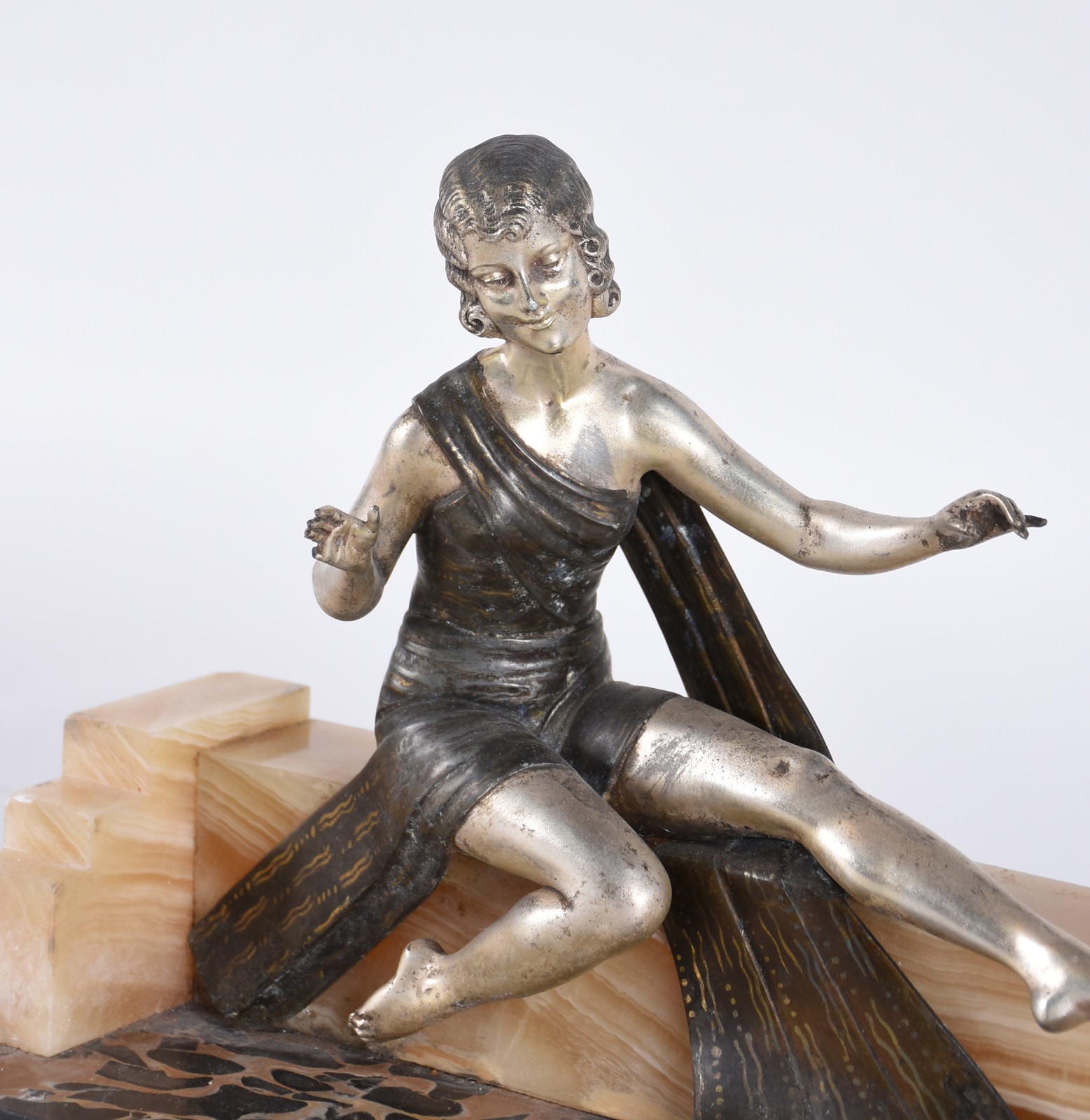 Escultura estilo Art Deco de metal representando figura feminina e... - foto 6 de 7