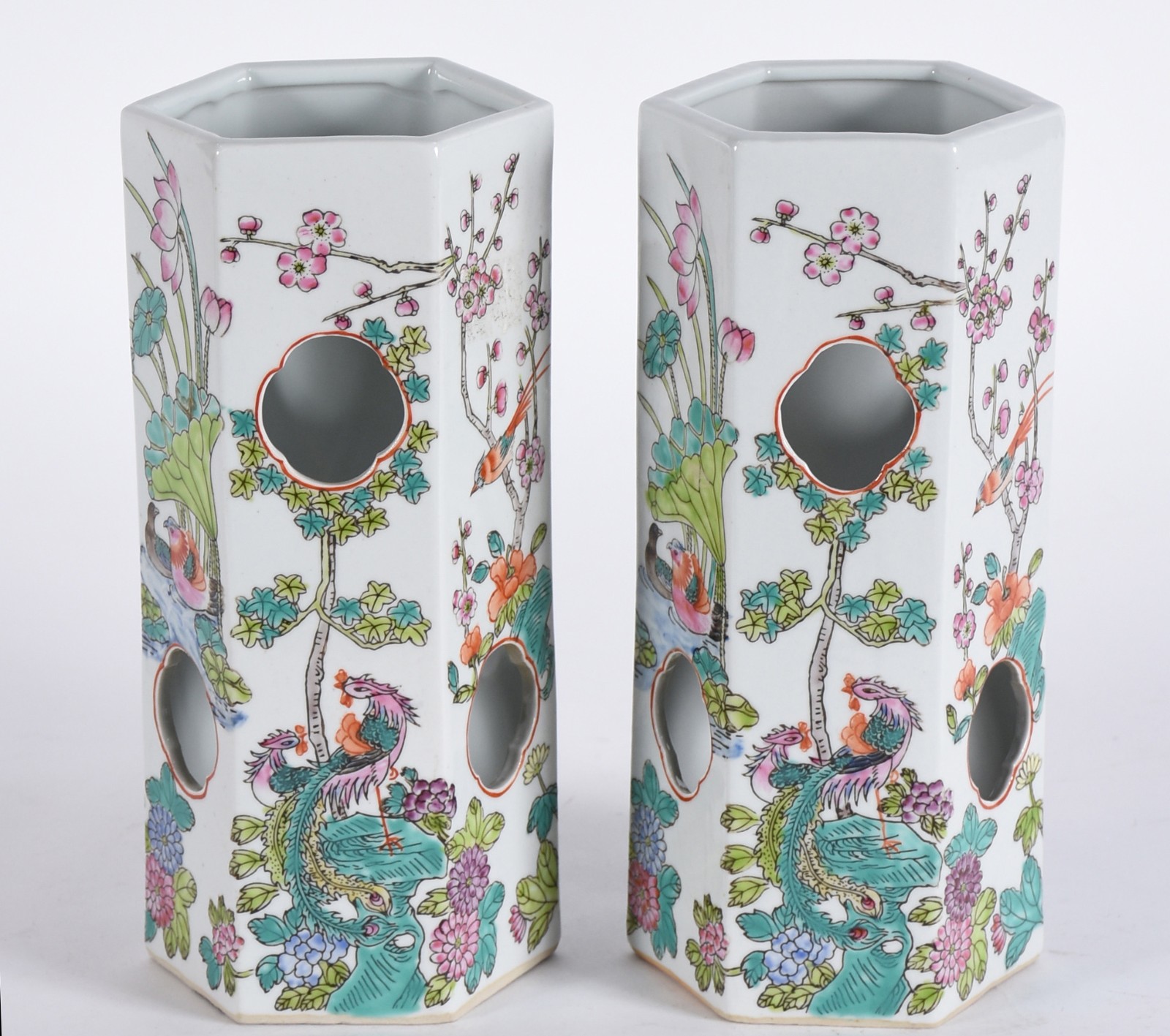 Par de vasos sextavado de cerâmica oriental com cenas em policromia. - foto 1 de 4