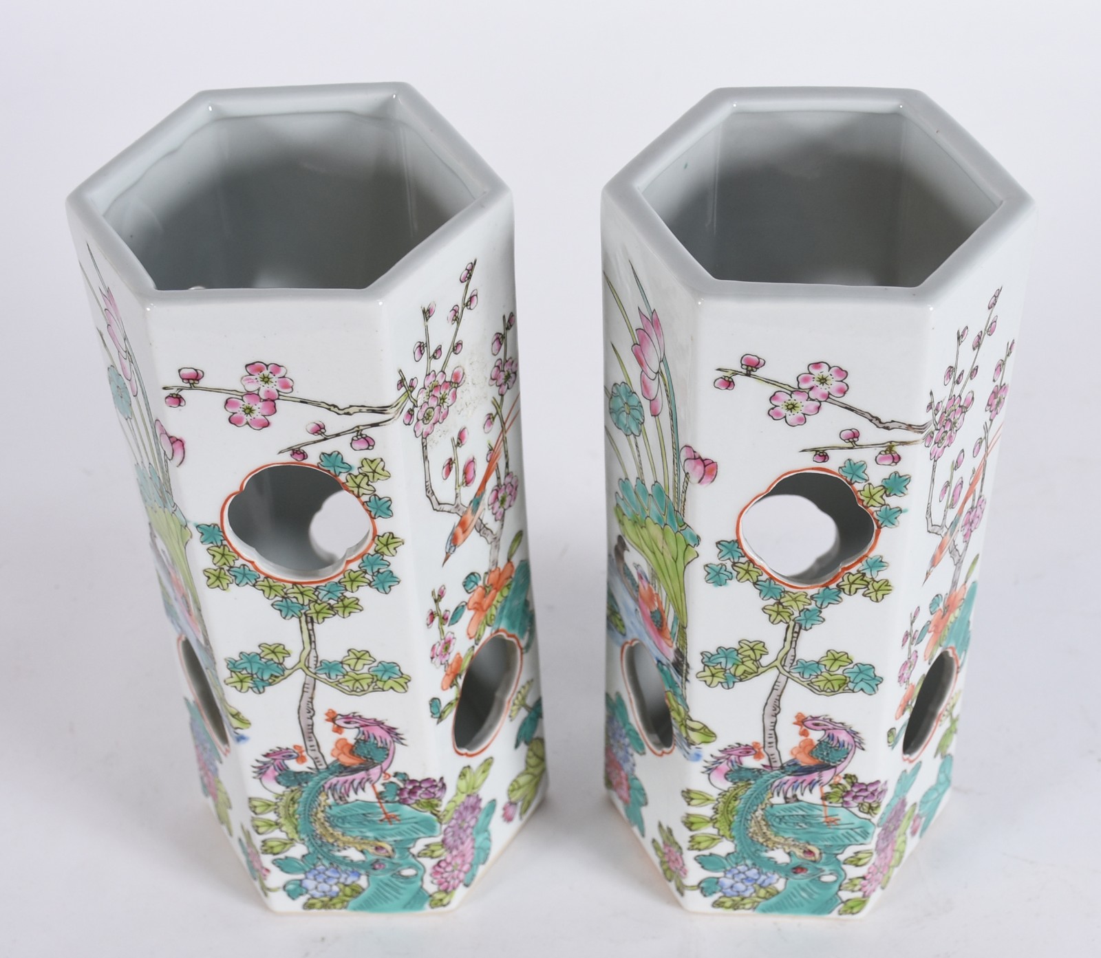 Par de vasos sextavado de cerâmica oriental com cenas em policromia. - foto 2 de 4